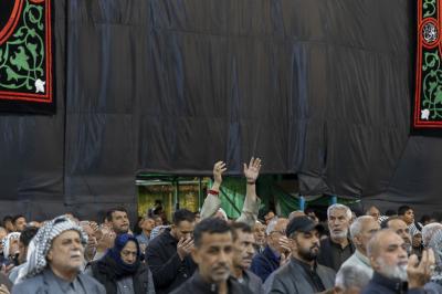 المؤمنون يحيون ليلة الجمعة عند مرقد أبي الفضل العباس (عليه السلام)