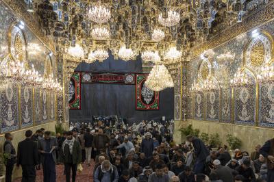 المؤمنون يحيون ليلة الجمعة عند مرقد أبي الفضل العباس (عليه السلام)