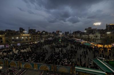 المؤمنون يحيون ليلة الجمعة عند مرقد أبي الفضل العباس (عليه السلام)