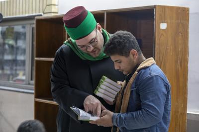 العتبة العباسية المقدسة توزع أكثر من 4 آلاف كتيّب لأعمال ليلة القدر الثالثة في سامراء
