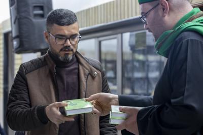 العتبة العباسية المقدسة توزع أكثر من 4 آلاف كتيّب لأعمال ليلة القدر الثالثة في سامراء