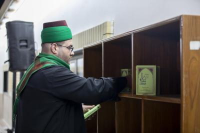 العتبة العباسية المقدسة توزع أكثر من 4 آلاف كتيّب لأعمال ليلة القدر الثالثة في سامراء