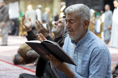 الزائرون يؤدون مراسم قراءة دعاء الندبة في صحن مرقد أبي الفضل العباس (عليه السلام)