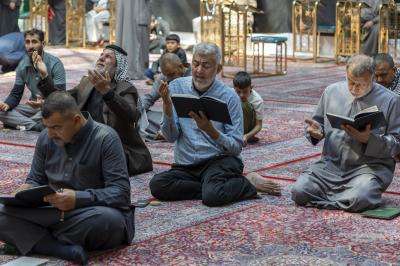 الزائرون يؤدون مراسم قراءة دعاء الندبة في صحن مرقد أبي الفضل العباس (عليه السلام)