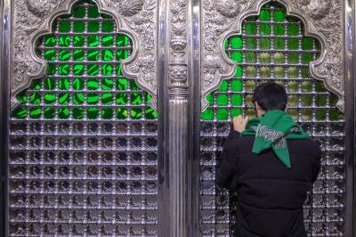 جموع الزائرين تحيي ليلة الجمعة الأخيرة من شهر رمضان عند مقام الإمام المهدي (عجّل الله فرجه)