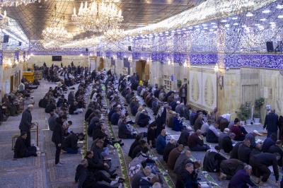 جموع الزائرين تحيي ليلة الجمعة الأخيرة من شهر رمضان عند مقام الإمام المهدي (عجّل الله فرجه)
