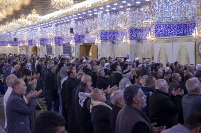 جموع الزائرين تحيي ليلة الجمعة الأخيرة من شهر رمضان عند مقام الإمام المهدي (عجّل الله فرجه)