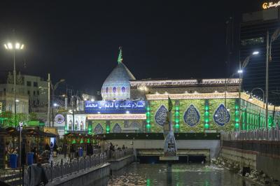 جموع الزائرين تحيي ليلة الجمعة الأخيرة من شهر رمضان عند مقام الإمام المهدي (عجّل الله فرجه)