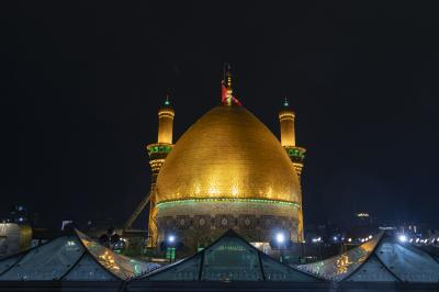 المؤمنون يحيون ليلة الجمعة الأخيرة لشهر رمضان عند مرقد أبي الفضل العباس (عليه السلام)