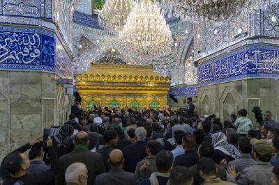 المؤمنون يحيون ليلة الجمعة الأخيرة لشهر رمضان عند مرقد أبي الفضل العباس (عليه السلام)