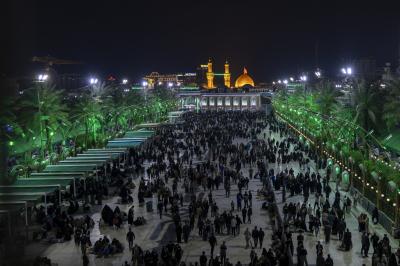 المؤمنون يحيون ليلة الجمعة الأخيرة لشهر رمضان عند مرقد أبي الفضل العباس (عليه السلام)