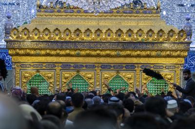 المؤمنون يحيون ليلة الجمعة الأخيرة لشهر رمضان عند مرقد أبي الفضل العباس (عليه السلام)