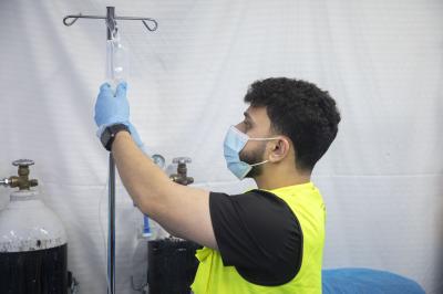 في ليلة الجمعة الأخيرة من شهر رمضان.. قسم الشؤون الطبّية يقدّم خدماته الصحية مجّانًا للزائرين
