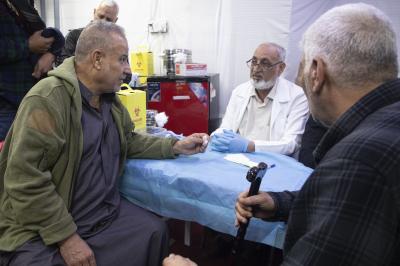 في ليلة الجمعة الأخيرة من شهر رمضان.. قسم الشؤون الطبّية يقدّم خدماته الصحية مجّانًا للزائرين