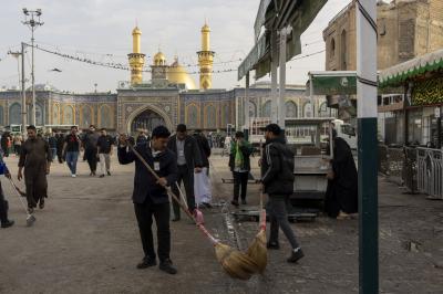 في أول أيام عيد الفطر المبارك.. قسم الشؤون الخدمية ينفذ حملة تنظيف لمحيط العتبة العباسية المقدسة