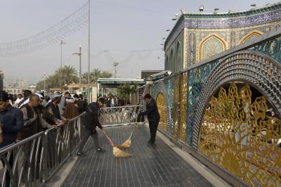 في أول أيام عيد الفطر المبارك.. قسم الشؤون الخدمية ينفذ حملة تنظيف لمحيط العتبة العباسية المقدسة