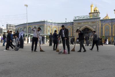 في أول أيام عيد الفطر المبارك.. قسم الشؤون الخدمية ينفذ حملة تنظيف لمحيط العتبة العباسية المقدسة