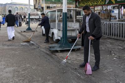 في أول أيام عيد الفطر المبارك.. قسم الشؤون الخدمية ينفذ حملة تنظيف لمحيط العتبة العباسية المقدسة