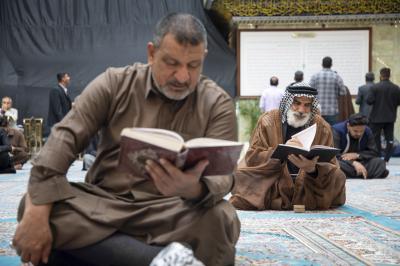 الزائرون يؤدون مراسم قراءة دعاء الندبة في صحن مرقد أبي الفضل العباس (عليه السلام)