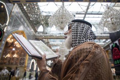 الزائرون يؤدون مراسم قراءة دعاء الندبة في صحن مرقد أبي الفضل العباس (عليه السلام)