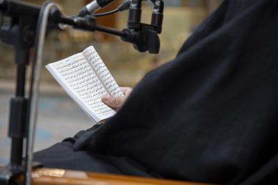 الزائرون يؤدون مراسم قراءة دعاء الندبة في صحن مرقد أبي الفضل العباس (عليه السلام)