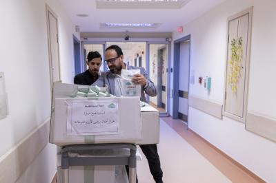 قسم الشؤون الطبية يزور الأطفال المصابين بمرض السرطان في مستشفى الإمام الحسن (عليه السلام)