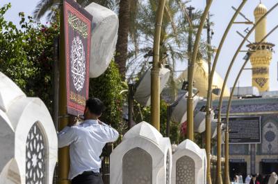 قسمُ بين الحرمين الشريفين ينشر لافتات الحزن بذكرى شهادة الإمام جعفر الصادق (عليه السلام)