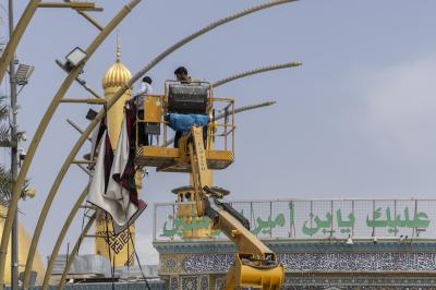 قسمُ بين الحرمين الشريفين ينشر لافتات الحزن بذكرى شهادة الإمام جعفر الصادق (عليه السلام)