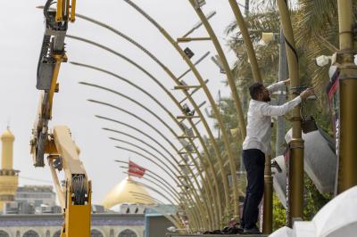 قسمُ بين الحرمين الشريفين ينشر لافتات الحزن بذكرى شهادة الإمام جعفر الصادق (عليه السلام)