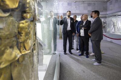 وفد ثقافي عراقي يطّلع على مقتنيات متحف الكفيل ونفائسه ويشيد بطرائق عرضها