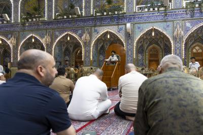 الزائرون يؤدون مراسم قراءة دعاء الندبة في صحن مرقد أبي الفضل العباس (عليه السلام)