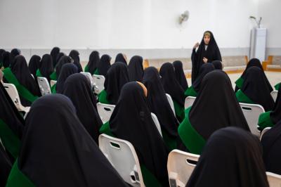 شعبة مدارس الكفيل النسوية تنظّم برنامجًا ثقافياً للمشاركات في دورة  إعداد خادمات الكفيل