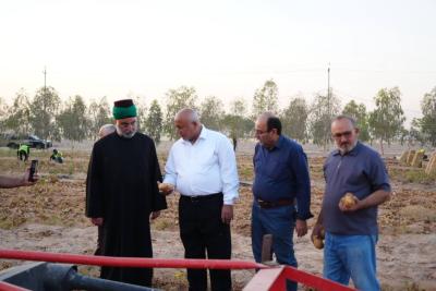 الأمين العام للعتبة العباسية المقدسة ومحافظ كربلاء يطلعان على مزارع تقاوي البطاطا