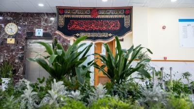 جامعة الكفيل تنشر لافتات الحزن استعدادًا لشهر المحرم الحرام