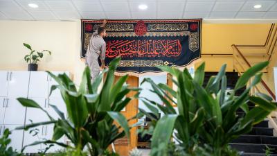 جامعة الكفيل تنشر لافتات الحزن استعدادًا لشهر المحرم الحرام
