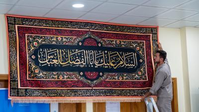 جامعة الكفيل تنشر لافتات الحزن استعدادًا لشهر المحرم الحرام