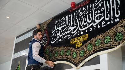 جامعة الكفيل تنشر لافتات الحزن استعدادًا لشهر المحرم الحرام