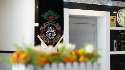 جامعة الكفيل تنشر لافتات الحزن استعدادًا لشهر المحرم الحرام