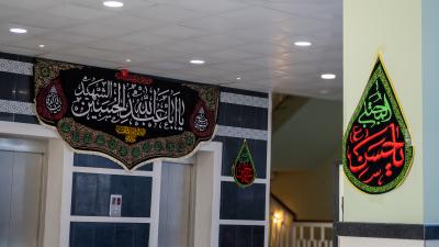 جامعة الكفيل تنشر لافتات الحزن استعدادًا لشهر المحرم الحرام