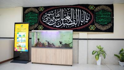 جامعة الكفيل تنشر لافتات الحزن استعدادًا لشهر المحرم الحرام
