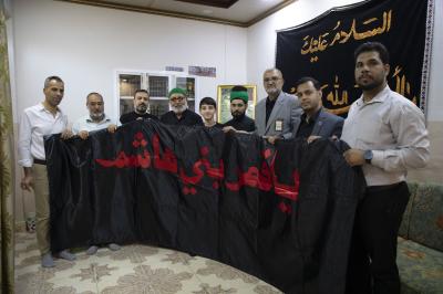 قسم الشعائر يسلم رايات الحزن العاشورائي لممثلياته في المحافظات الشمالية