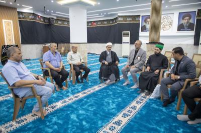 قسم الشعائر يسلم رايات الحزن العاشورائي لممثلياته في المحافظات الشمالية