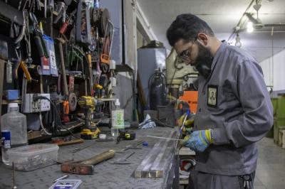 قسم صناعة الشبابيك يباشر أعمال إدامة باب الإمام الرضا (عليه السلام)