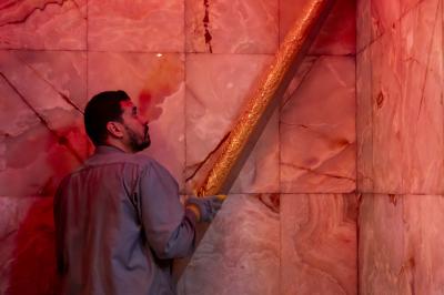 قسم صناعة الشبابيك يشرع بإدامة أبواب حرم مرقد أبي الفضل العباس (عليه السلام)
