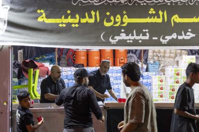 عبر موكب خدمي.. ملاكات قسم الشؤون الدينية تقدم الخدمات لزائري مرقد أبي الفضل العباس (عليه السلام)