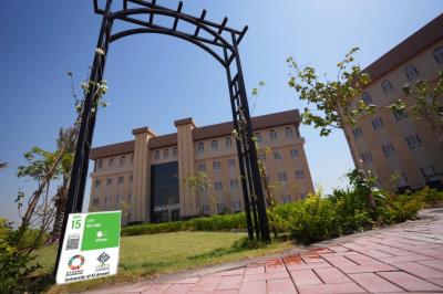جامعة العميد تواصل تعزيز الاستدامة البيئية عبر تطوير مساحاتها الخضراء