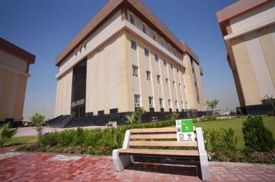 جامعة العميد تواصل تعزيز الاستدامة البيئية عبر تطوير مساحاتها الخضراء