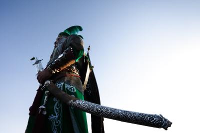 حين يغدو الحزن فنّاً: رحلة مسرح التعزية (التشابيه) من الشارع إلى الخشبة