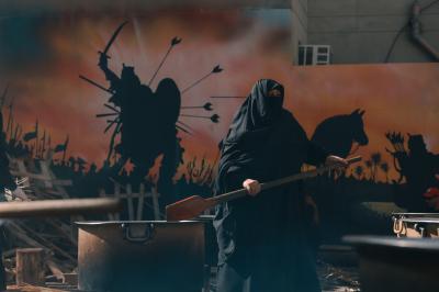 حين يغدو الحزن فنّاً: رحلة مسرح التعزية (التشابيه) من الشارع إلى الخشبة