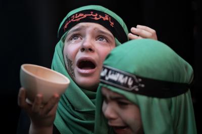 حين يغدو الحزن فنّاً: رحلة مسرح التعزية (التشابيه) من الشارع إلى الخشبة